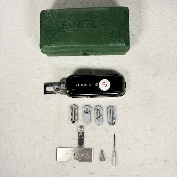 Singer Buttonhole Attachment w/ Instructions Templates Green Case 160506 Vintage - Picture 1 of 7